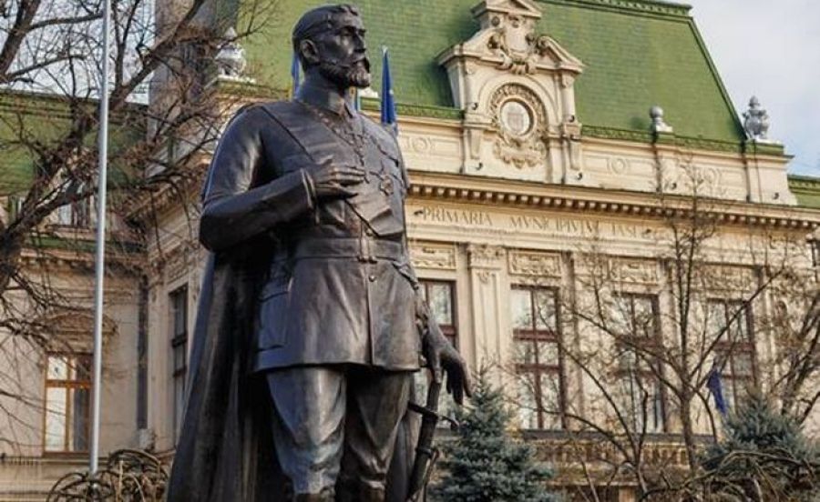 Statuia regelui Ferdinand, în fața Primăriei