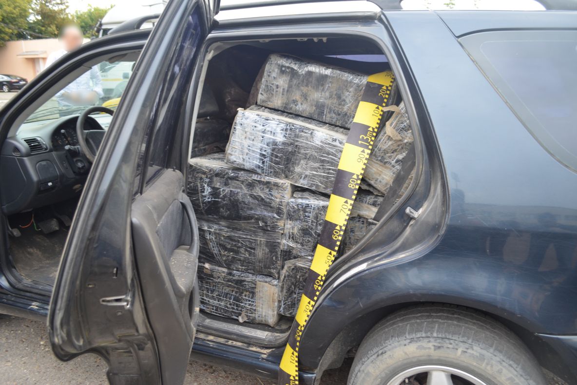 Peste 10.000 de pachete cu ţigări, confiscate în urma unei acţiuni la frontieră