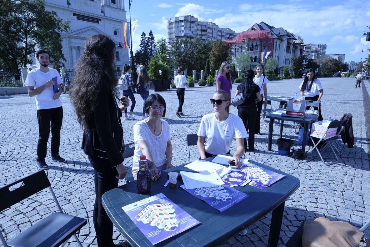 "Cafenea publică" de informare, în centrul oraşului