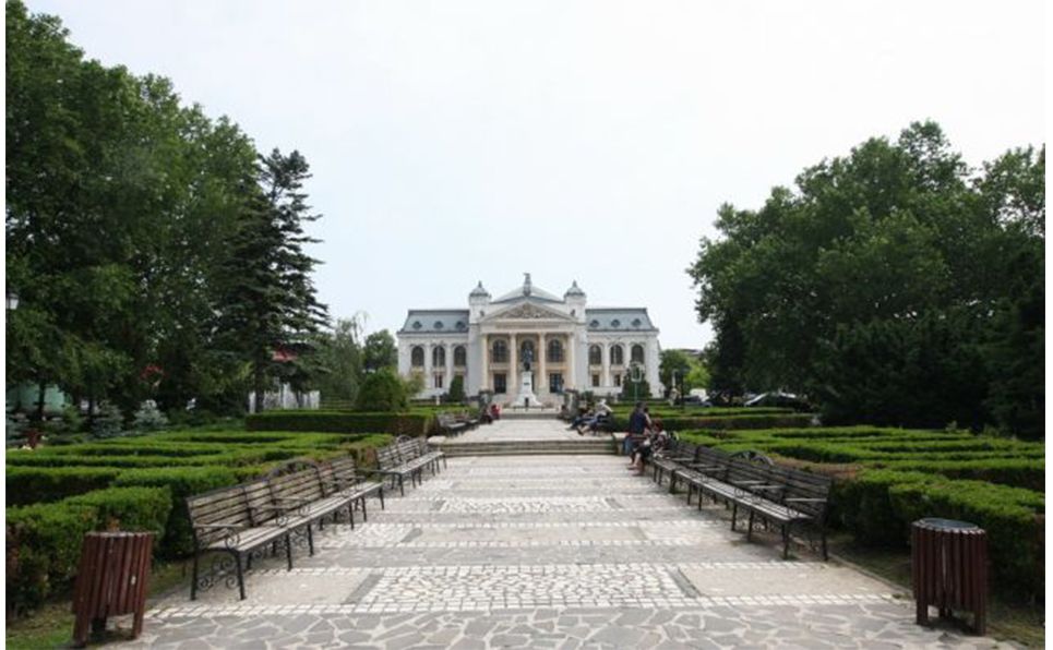 Se dorește reabilitarea esplanadei Teatrului Național