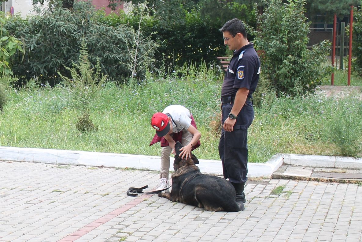 FOTO: Copil grav bolnav, sărbătorit de jandarmii ieşeni