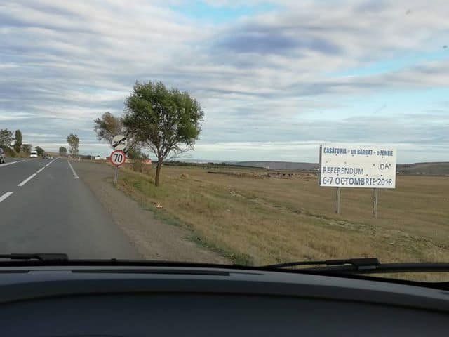 Panouri care promovează referendumul, pe drumul Iaşi – Târgu Frumos