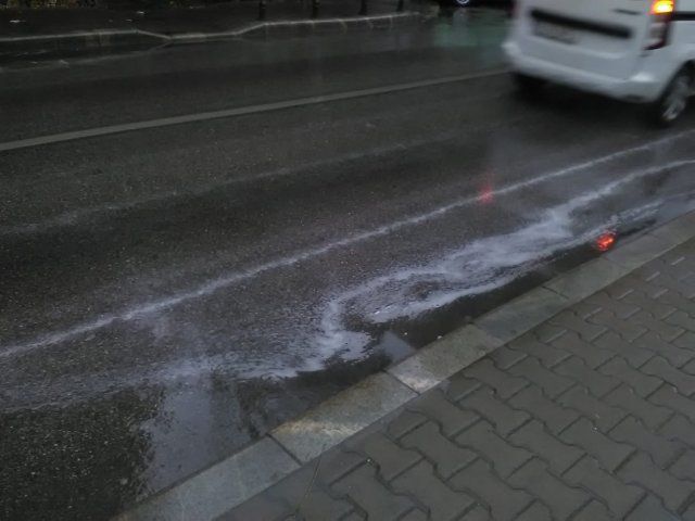 La Iași a plouat cu „spumă“ (FOTO)