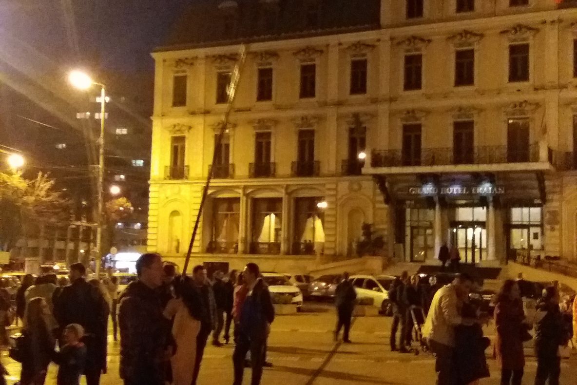 FOTO / VIDEO "Dragnea - la închisoare, nu la guvernare!" Peste 100 de ieșeni protestează în Piața Unirii