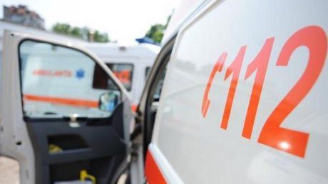 Accidente rutiere grave: o ambulanţă pentru transportul copiilor, implicată