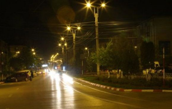 Stâlpi de iluminat cu panouri fotovoltaice, pe șoseaua Arcu