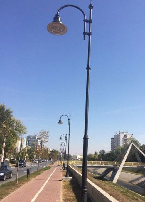 Primăria mai amplasează încă 100 de stâlpi ornamentali de iluminat