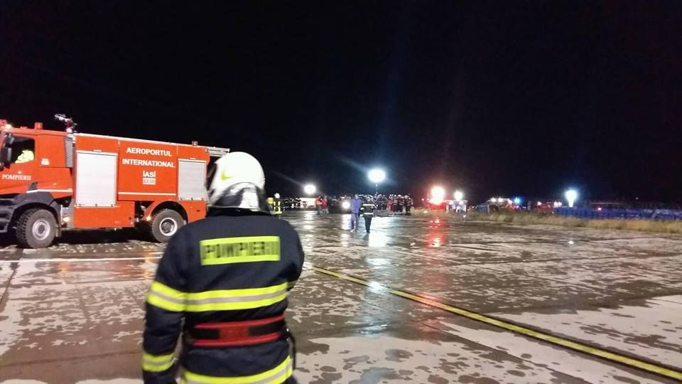 Exercițiu la Aeroportul Iași: intervenția în cazul unui accident aviatic (FOTO)