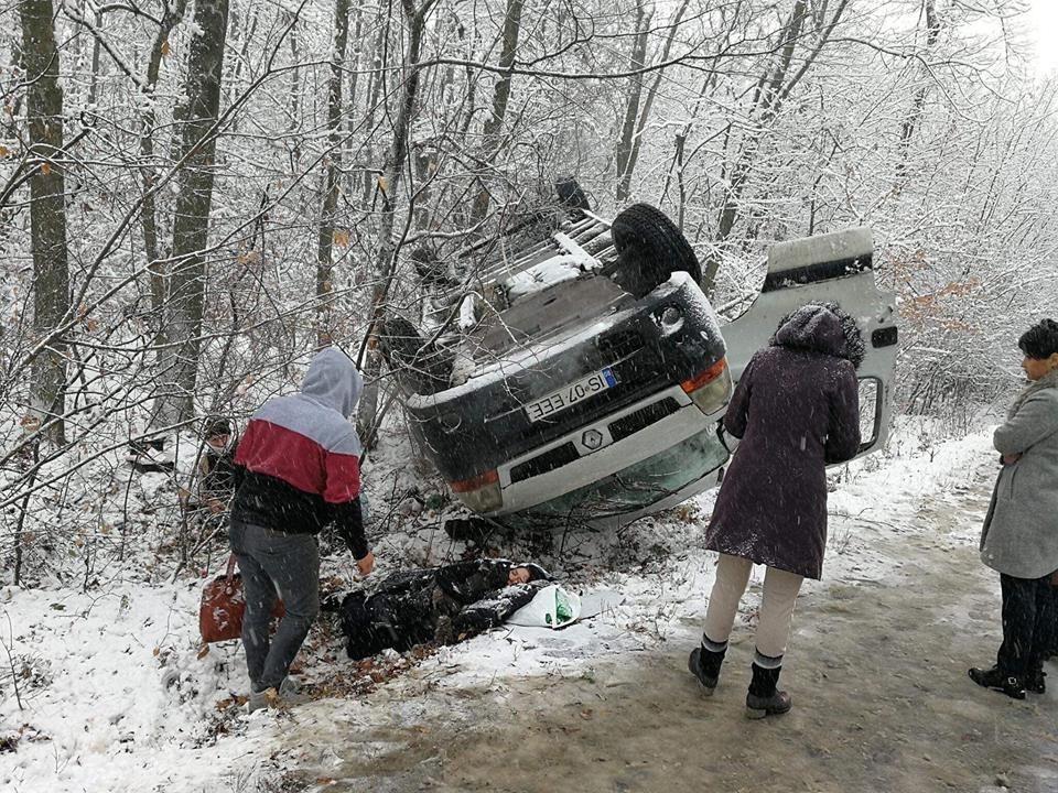 Ninsoare a dat peste cap circulația în mai multe zone din județul Iași (FOTO)