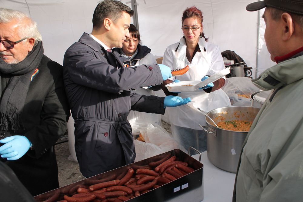 Fasole, cârnați, vin fiert și ceai, de Ziua Națională