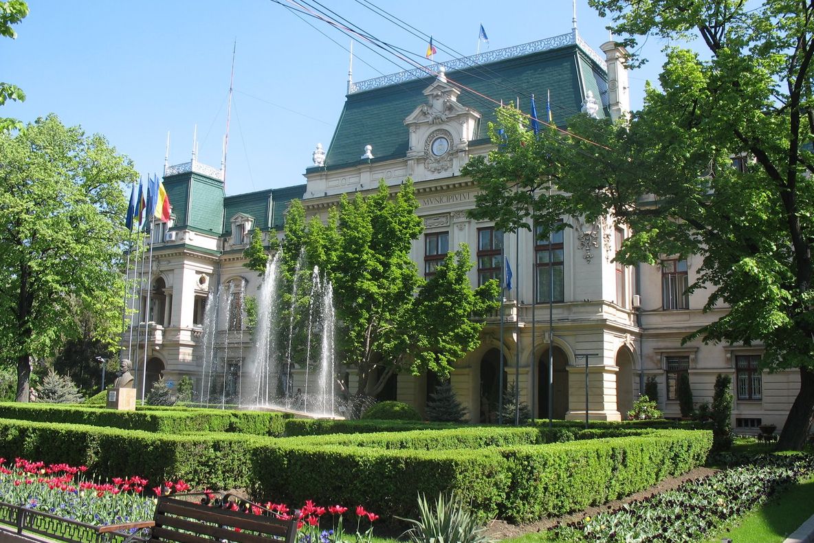 O nouă licitație pentru refacerea aleilor din jurul Primăriei