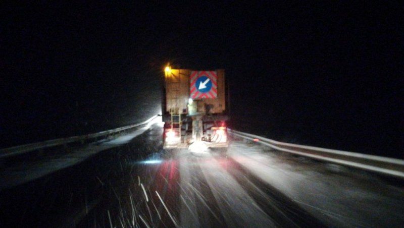 Prima ninsoare din sezon a scos utilajele de deszăpezire la treabă