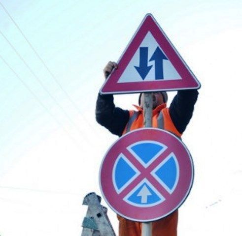 Municipalitatea schimbă indicatoarele rutiere deteriorate