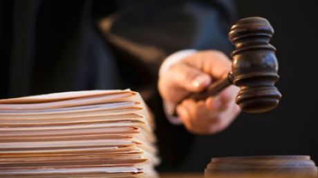 Pedepsit după ce a dat buzna într-o casă şi a făcut scandal