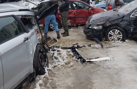 Opt mașini avariate, după ce un șofer de TIR a intrat în ele, într-o parcare din Iași