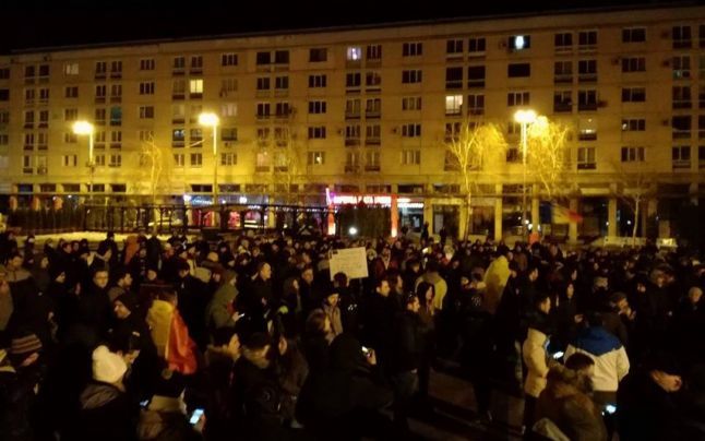 FOTO / VIDEO: Sute de ieşeni protestează în Piaţa Unirii împotriva schimbărilor "Legilor Justiţiei"