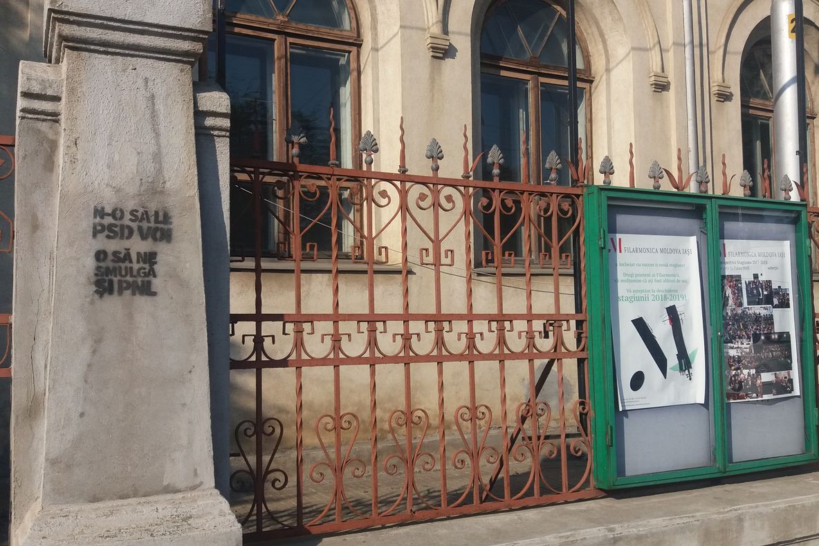 Consiliul Judeţean a preluat clădirea Filarmonicii Moldova pentru reabilitare