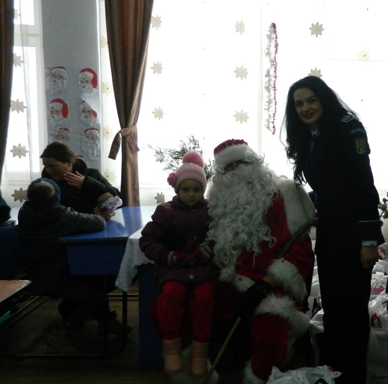 GALERIE FOTO: Poliţiştii l-au escortat pe Moş Crăciun într-o localitate ieşeană