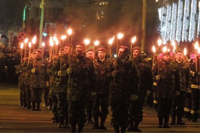 Retragerea cu torţe a militarilor ieşeni