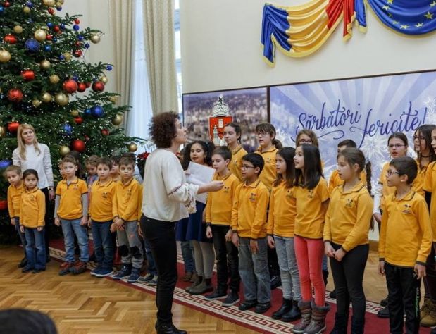 Spectacol de colinde, la primărie