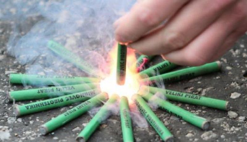 Mii de petarde și artificii, confiscate de oamenii legii