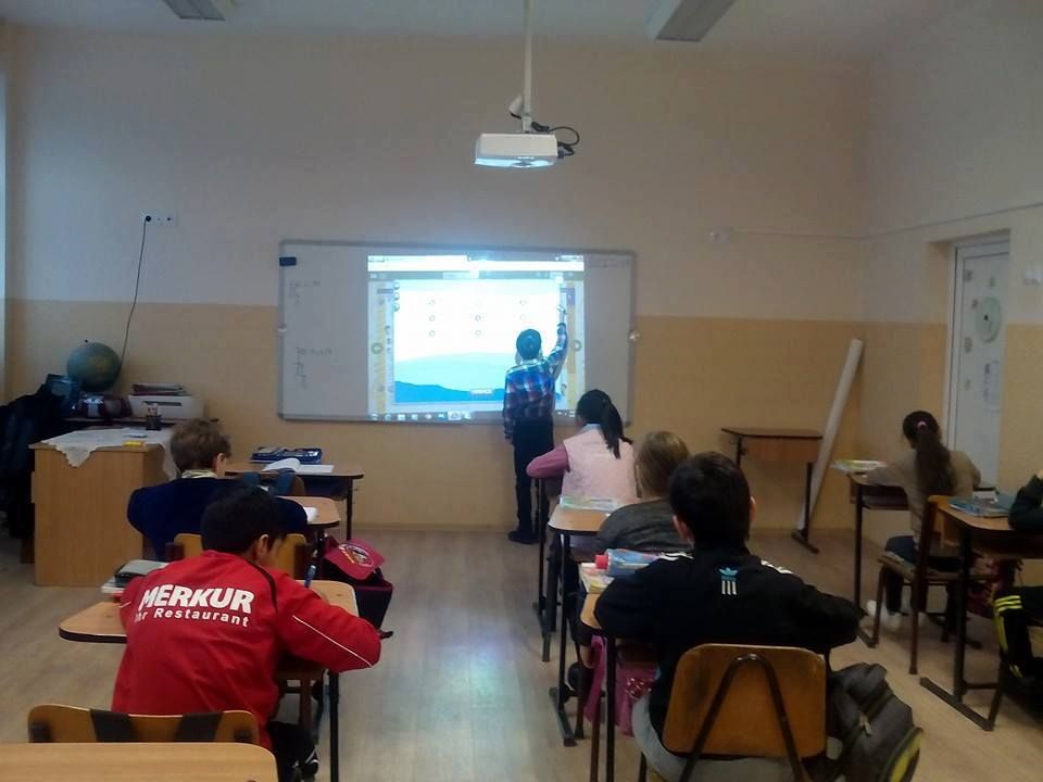 Videoproiectoare pentru școlile din Iași