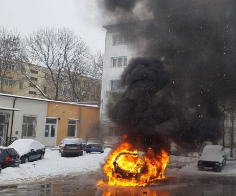 Un autoturism a ars în Podul de Piatră