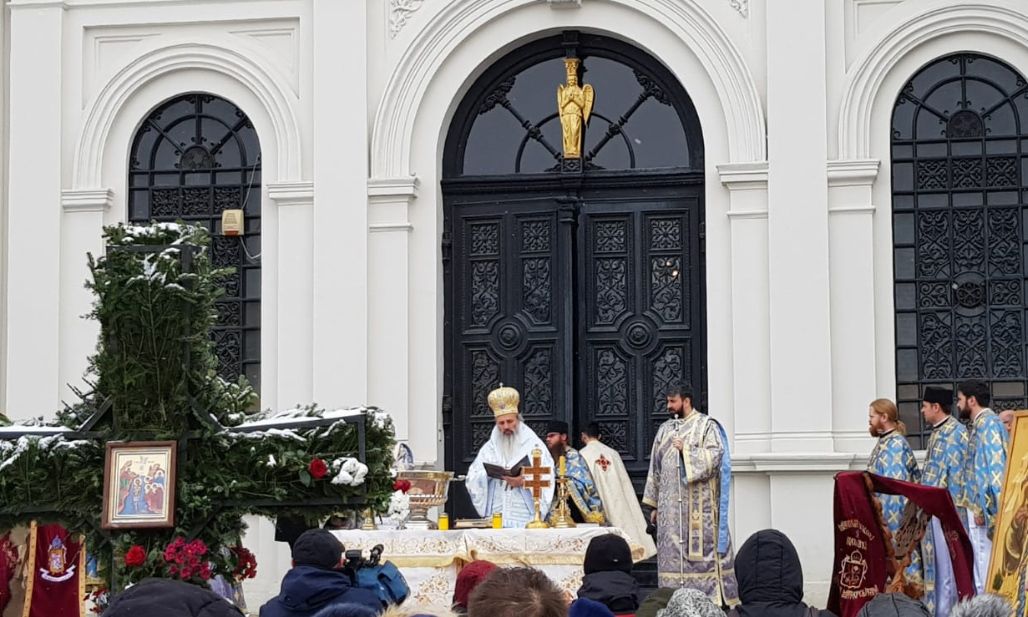 Sute de credincioşi la slujba de Bobotează