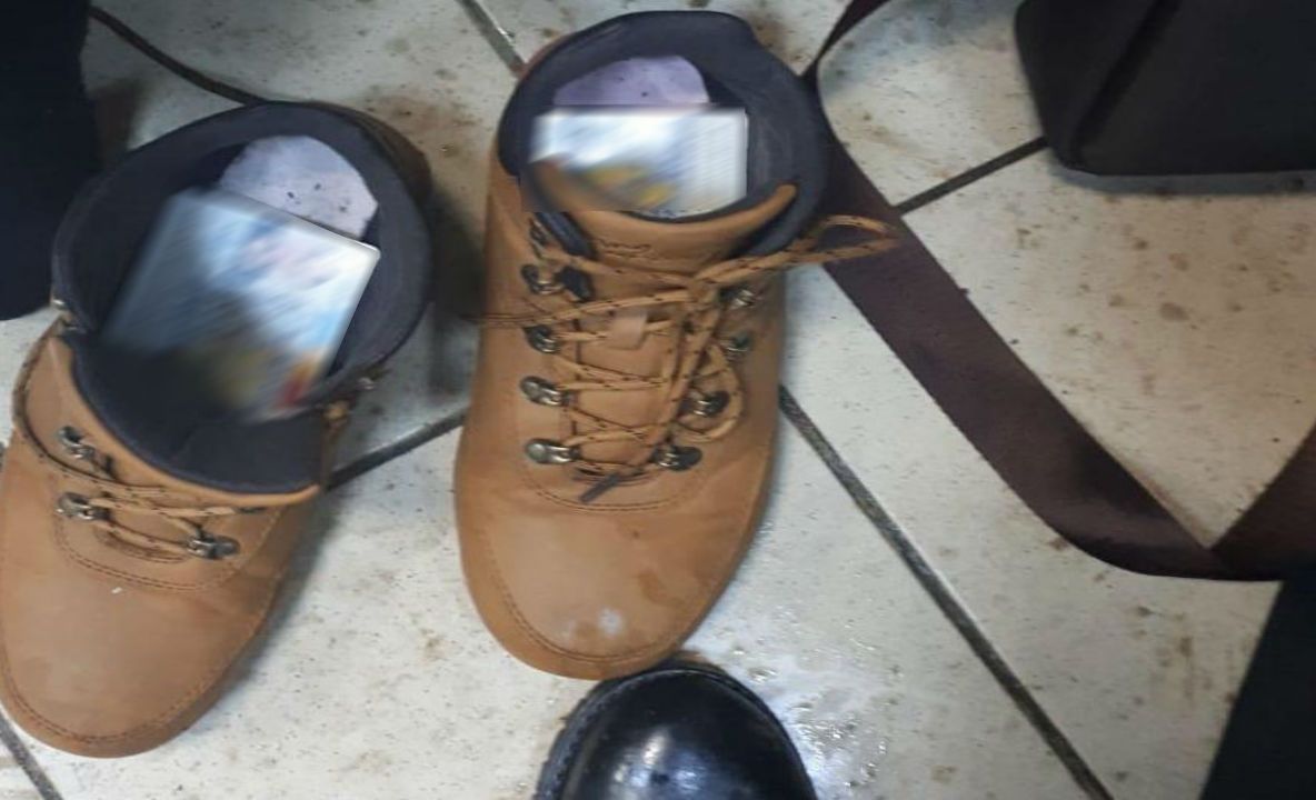 Prins la frontieră cu buletinul ascuns în pantofi