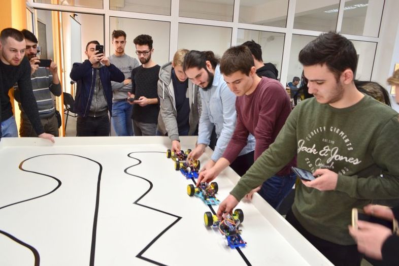Curse cu roboți construiți de studenți, ca examen la Facultatea de Mecanică