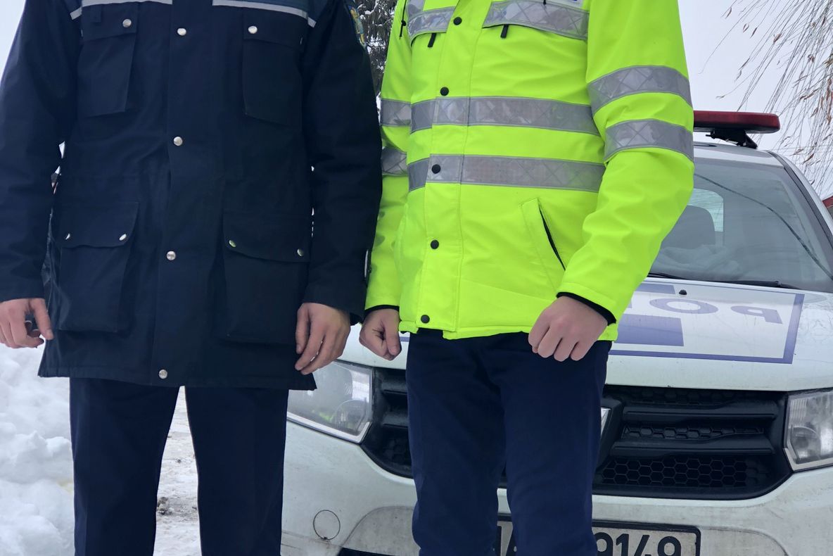 FOTO: Trei poliţişti au salvat o femeie de la moarte sigură!