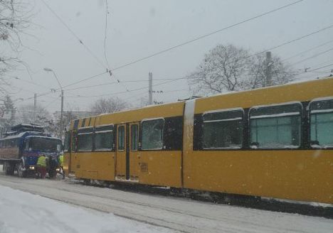 În stare GRAVĂ, după ce a fost lovită de un TRAMVAI!