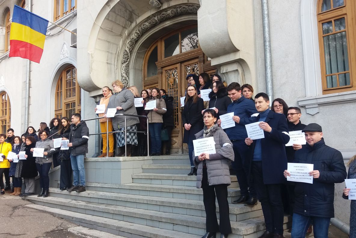 GALERIE FOTO / VIDEO: Guvernul PSD - ALDE a scos procurorii ieșeni în stradă