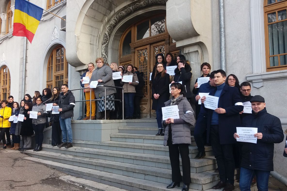 Procurorii din Iaşi au decis să continue protestele