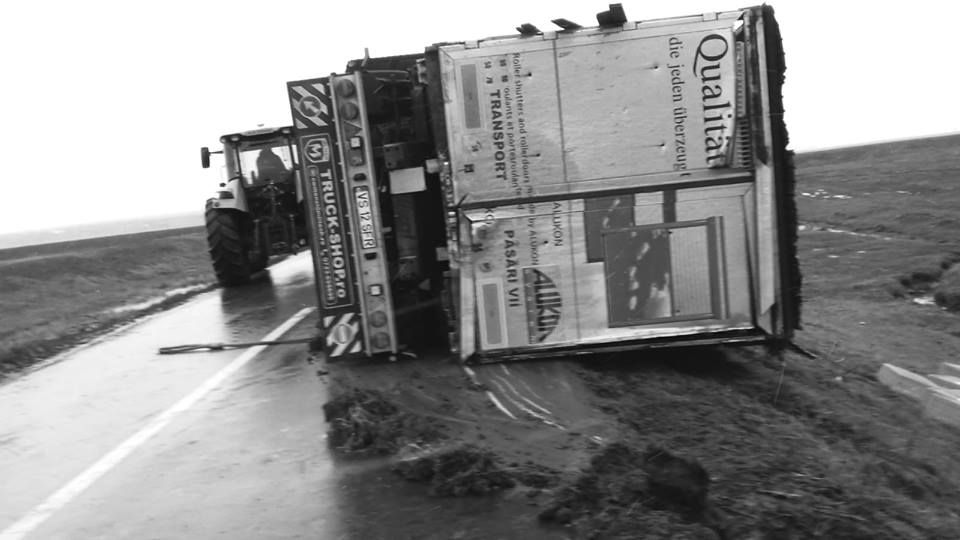 FOTO: ACCIDENT rutier, în localitatea Popricani: TIR răsturnat pe șosea!