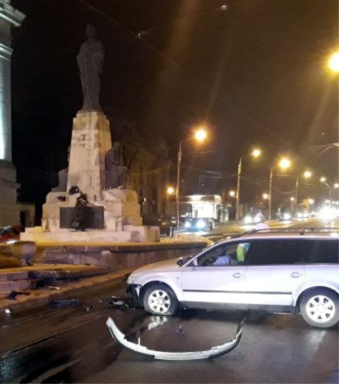 A intrat cu mașina în statuia poetului Mihai Eminescu, de la Fundaţie