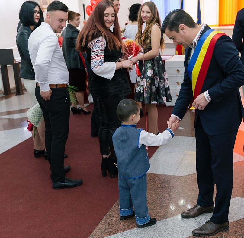 GALERIE FOTO: Primarul a oficiat şapte căsătorii de Dragobete