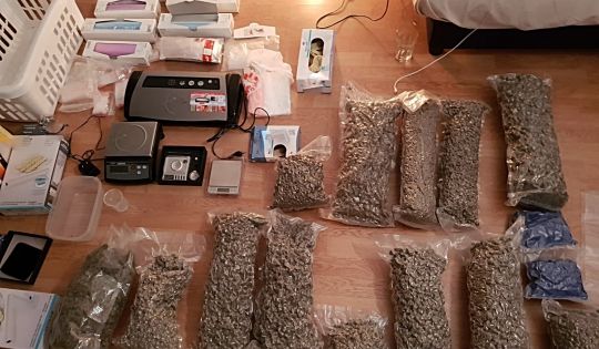 FOTO: Aproape 12 kilograme de droguri, găsite în cazul poliţistului ARESTAT!