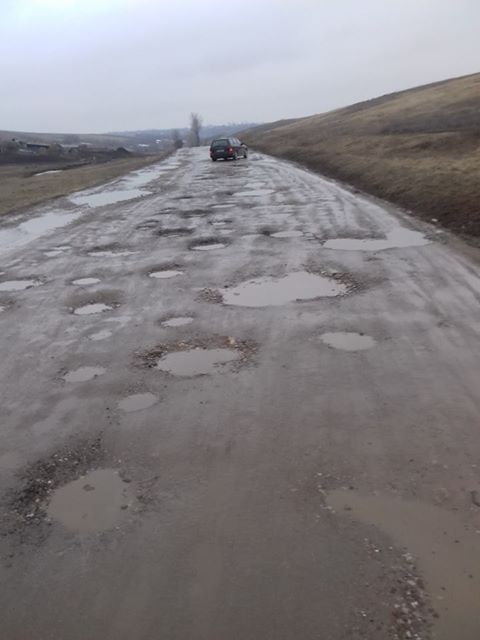 FOTO: Drum judeţean, în stare deplorabilă