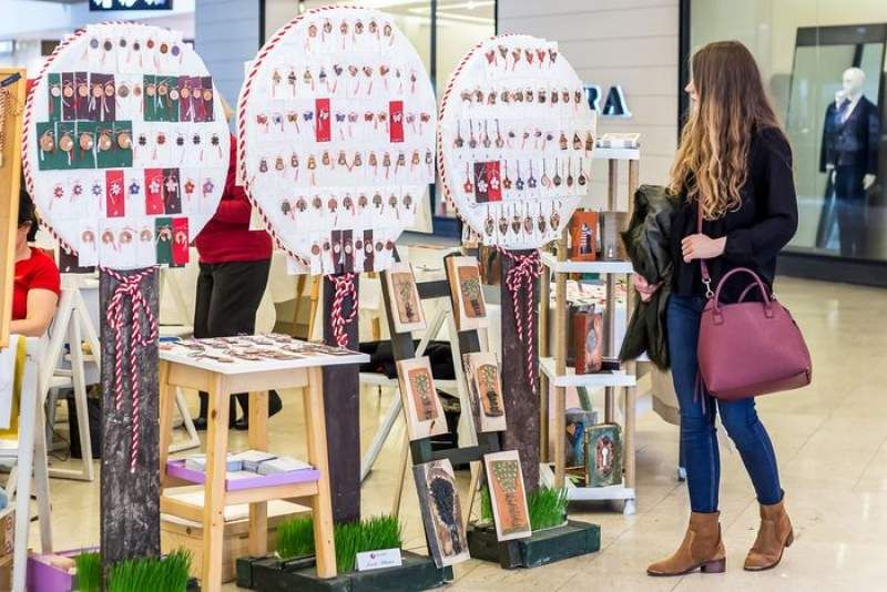 Târg de mărțișoare create de artiști plastici