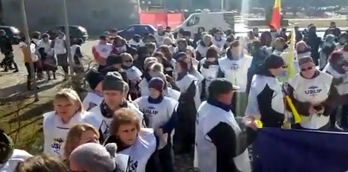 Protest al profesorilor ieșeni, în fața Prefecturii (VIDEO)