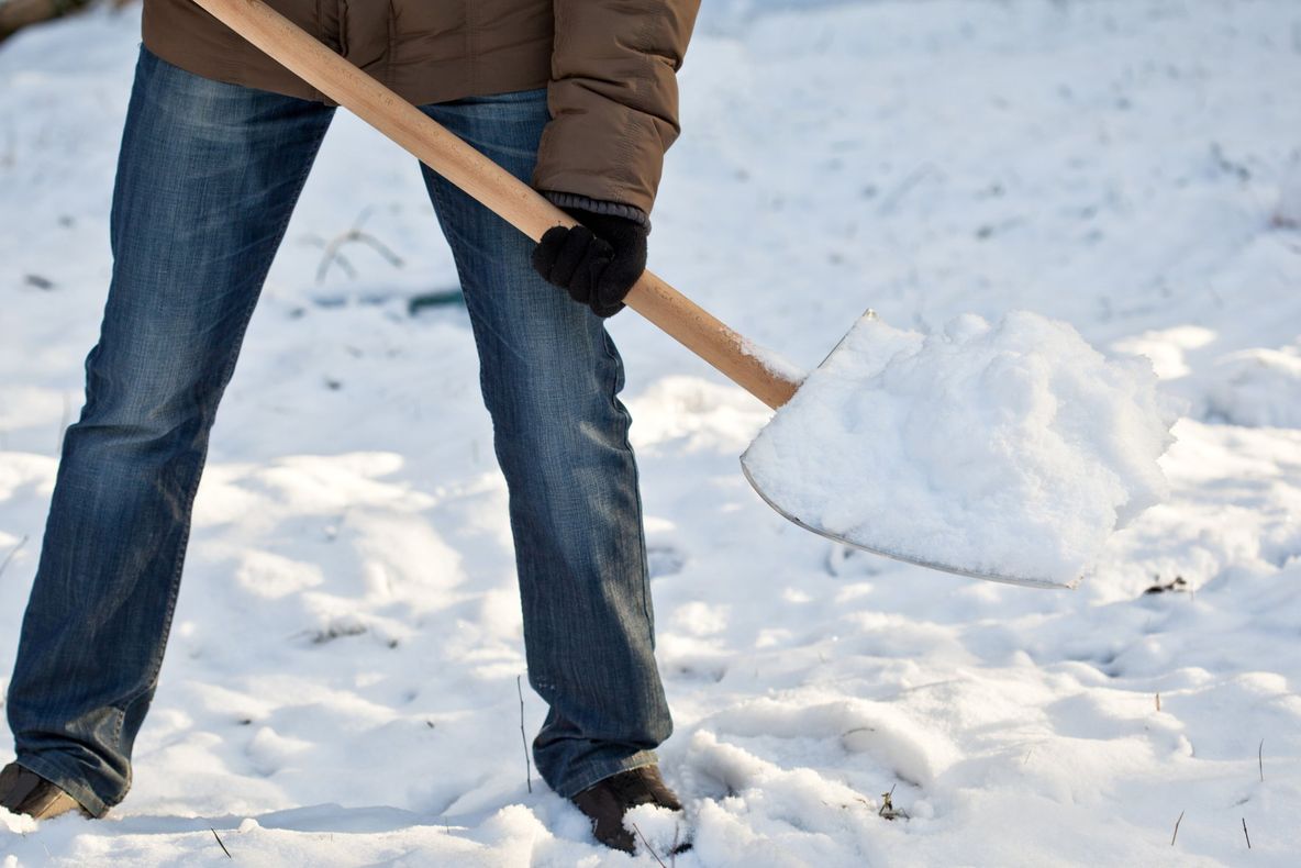 Zeci de ieşeni, amendaţi pentru că nu au îndepărtat zăpada