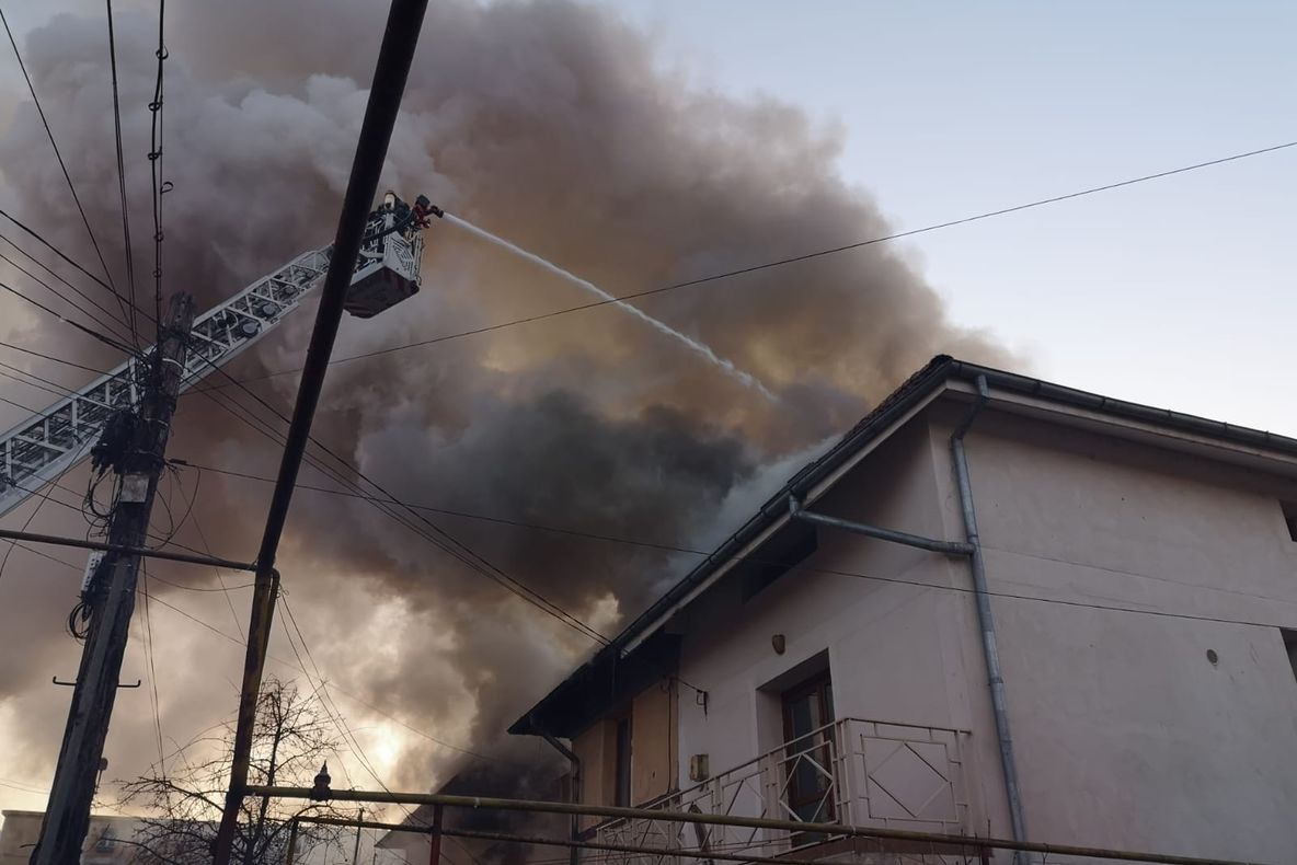 VIDEO / GALERIE FOTO: Incendiu, în Iaşi. Ard două case!