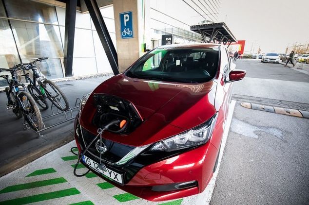 Staţii de încărcare a maşinilor electrice la Palas şi la Iulius Mall