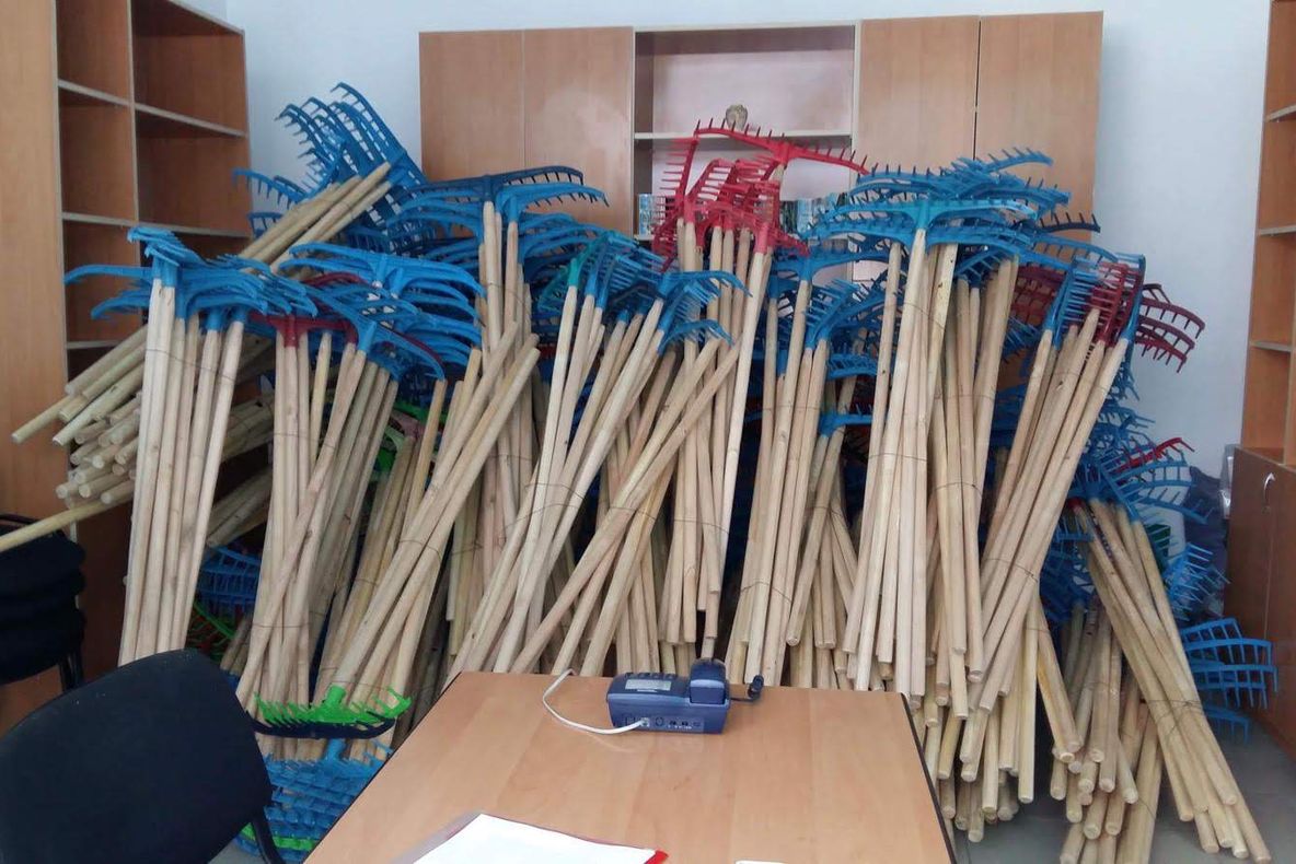 A început împărțirea greblelor date de primărie (GALERIE FOTO)