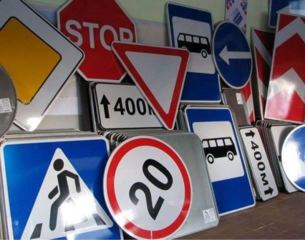 Primăria Iași cheltuie peste 250.000 lei pe indicatoare rutiere