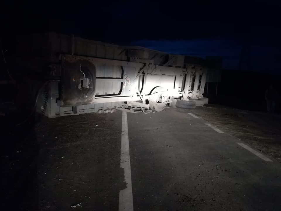 GALERIE FOTO: TIR răsturnat pe o șosea din Iași