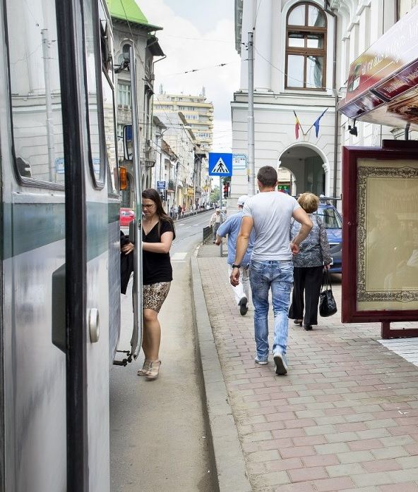 VIDEO HALUCINANT: Un vatman din Iaşi joacă Tetris pe telefonul mobil, în timp ce conduce tramvaiul prin centrul oraşului!