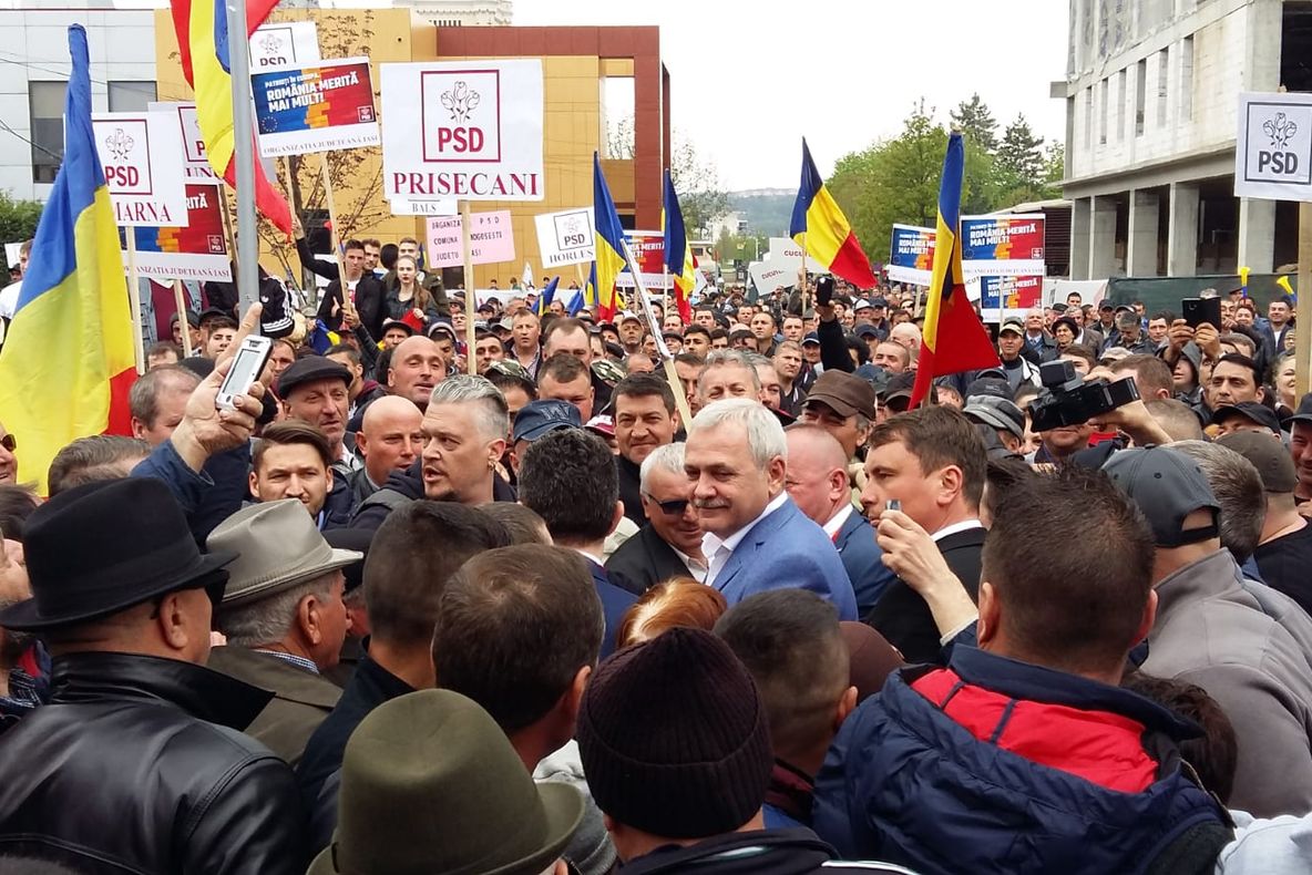Liviu Dragnea, primit cu huiduieli și bannere anti PSD, la Iași - FOTO
