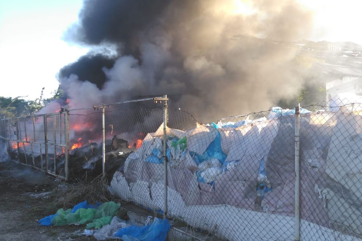 GALERIE FOTO: Incendiu puternic la un depozit din Iaşi!